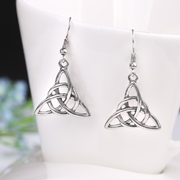 ❤️4 for $20 Sale❤️ Sliver Elegant drop Earrings - Picture 3 of 5